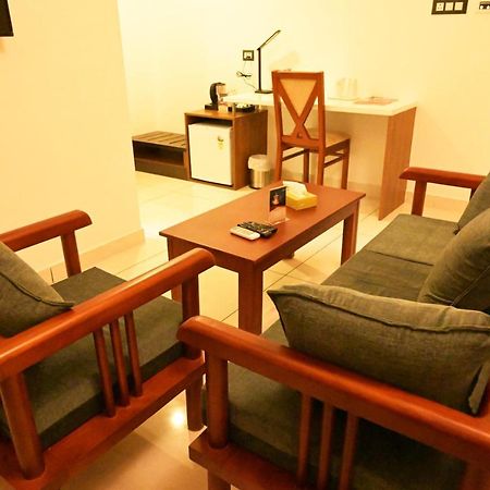Hotel Thamburu International Thiruvananthapuram Екстериор снимка