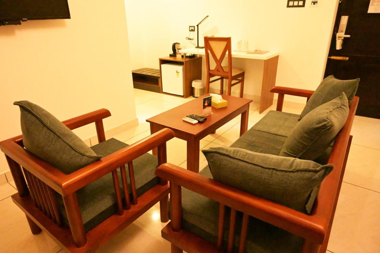Hotel Thamburu International Thiruvananthapuram Екстериор снимка