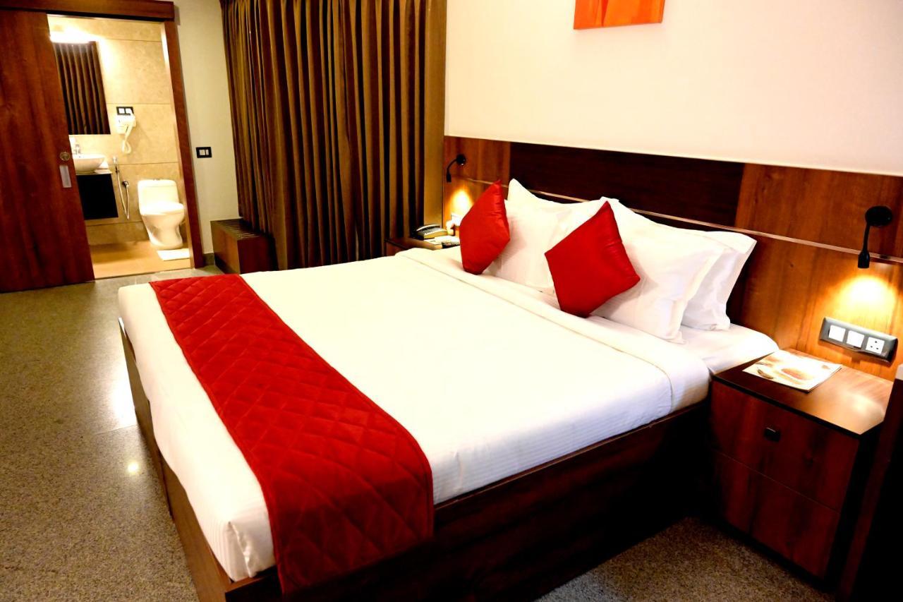 Hotel Thamburu International Thiruvananthapuram Екстериор снимка